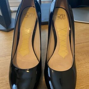 Beautiful Joan & David Black Patent Leather Round-Toe Heels 8 1/2